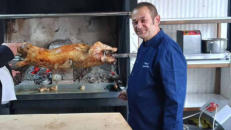 Nostaljik vagon, harika manzara ve enfes lezzetler kayna�� Ramazan usta!